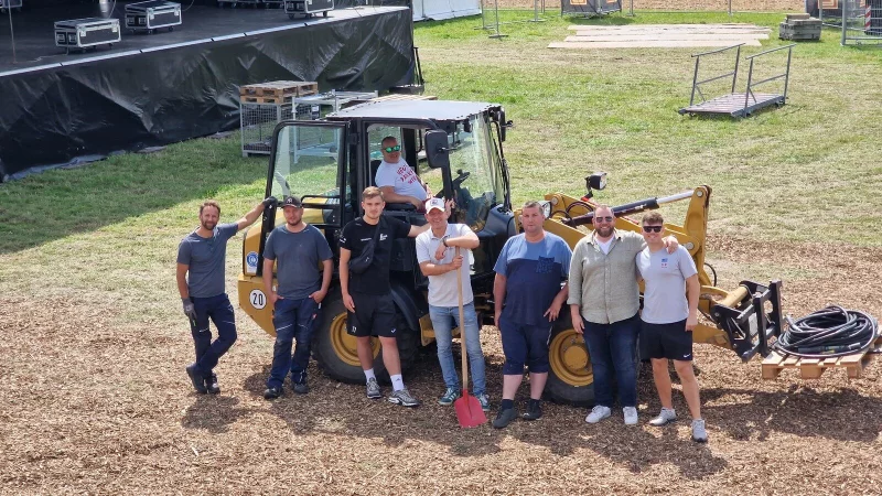 Einige der Aufbau-Helfer beim "Lippe Open Air": (von links) Sven Clau&szlig;, Andre Kotowski, Erik Tappe, Michael Nolting, Jens Bolte, S&ouml;ren Theismann, Peter Daletzki und Robert Alwers im Radlader. - &copy; Nadine Uphoff