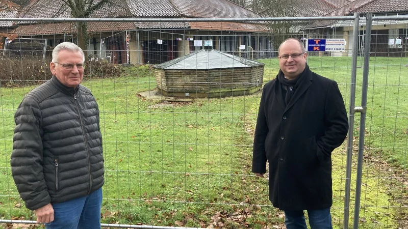 Der fr&uuml;here Kurdirektor Wolfgang Diekmann (links) und Arne Brand, Allgemeiner Vertreter des Landesverbandesvorstehers, zeigen die Mofette im Hintergrund. - &copy; Cordula Gr&ouml;ne
