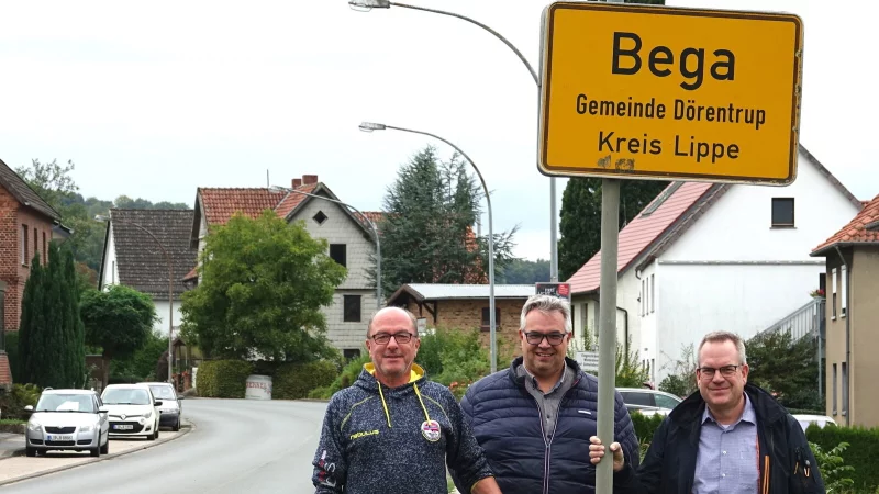 An der B66: Dirk Brinkmeier, Falk Niehage und Michael Kuhlemann (von links) aus Bega. - &copy; Axel B&uuml;rger