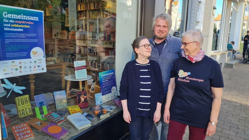 Mehr reden: Das Blomberger B&uuml;ndnis setzt sich gemeinsam mit Kerstin Mohme (links) von der Buchhandlung buchst&auml;plich daf&uuml;r ein, im Gespr&auml;ch Br&uuml;cken zu bauen. Henning Arnecke und Petra H&ouml;lscher freuen sich &uuml;ber das neue Themen-Schaufenster. - &copy; Marianne Schwarzer