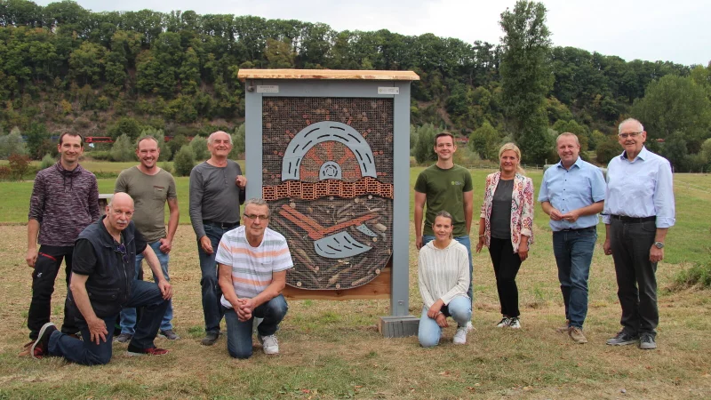 Freuen sich &uuml;ber das neue Insektenhotel in Erder: (von links) Jeremias Fr&ouml;hle, Hans Mielke, Daniel J&auml;ttkowski, Andre Bierbaum, Eberhard Arnold, Vanessa Olin Paredes, Rubens Hey, Corinna Will, Mario Hecker und Willi Schirrmacher. - &copy; Nadine Uphoff