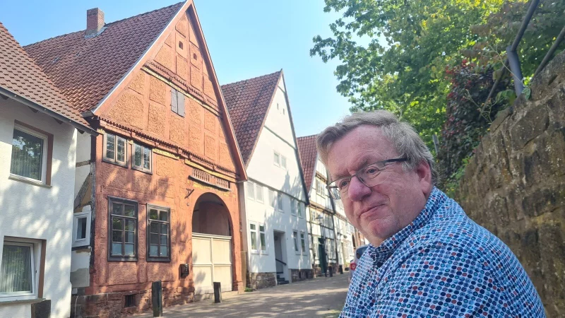 Ein wenig sticht das Haus in der Kirchhofstra&szlig;e zwischen den anderen hervor, denn es ist komplett in Ochsenblutrot gestrichen. Hausbesitzer Heinrich Stiewe hat ganz bewusst die historische Vorlage genutzt. - &copy; Marianne Schwarzer
