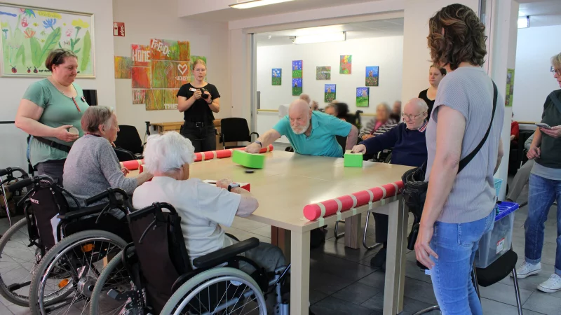 Die Bewohner des evangelischen Altenzentrums am Schloss zeigen vollen Einsatz beim Tischhockey-Turnier der Heimseniorenspiele. - © Chiara Wibbeke