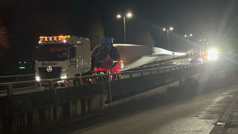 Einer der Windradfl&uuml;gel wird &uuml;ber die Hochbr&uuml;cke in Lage gefahren. - &copy; Stadtwerke M&uuml;nster