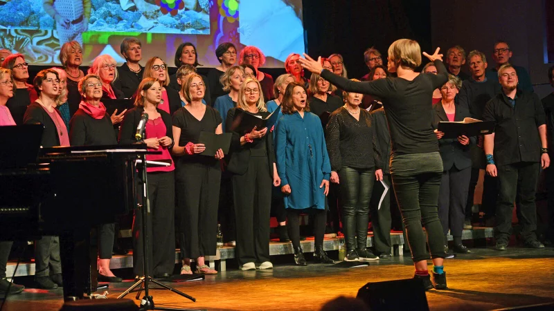 Die Ch&ouml;re der Lemgo Voices runden das Programm an diesem Abend harmonisch ab. - &copy; Nicole Ellerbrake