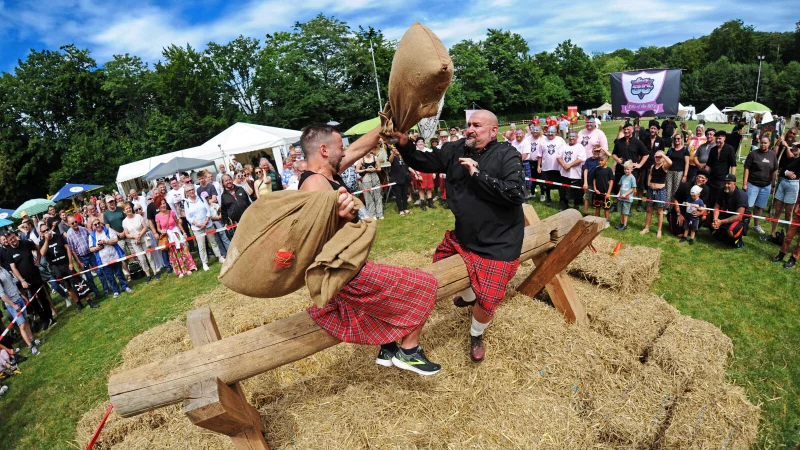 Zwei Kontrahenten liefern sich, umringt vom Publikum, ein Duell auf dem Balken. Wer zuerst fällt, verliert. - © Nicole Ellerbrake