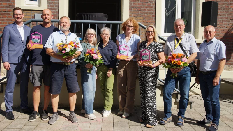 Freude &uuml;ber die Verleihung des Ehrenamtspreises im Rahmen des Lagenser Ehrenamtsfestes: (von links) B&uuml;rgermeister Matthias Kalkreuter, Nikolai R&ouml;mer und Klaus Rott- sch&auml;fer (2. Platz &ndash; TuS M&uuml;ssen Billinghausen), Frauke Frob&ouml;se, Ingrid Harke und Maren Bicker (3. Platz- Landfrauen des Ortsverbandes LippeWest), Bianca Sievert und Konrad Soppa (1. Platz -Stadt- f&uuml;hrer Lage der Ortsgruppe Lage des Lippischen Heimatbundes) sowie Beigeordneter und Fachbe- reichsleiter Bildung, Jugend und Soziales, Frank Rayczik. - &copy; Stadt Lage