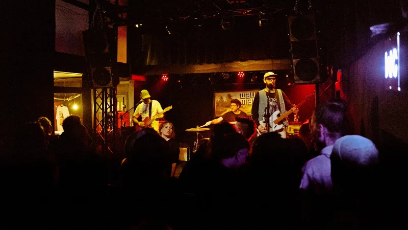 Waumiau-Sängerin Anna aus Düsseldorf im Publikum vor der Bühne. - © Joscha Weller