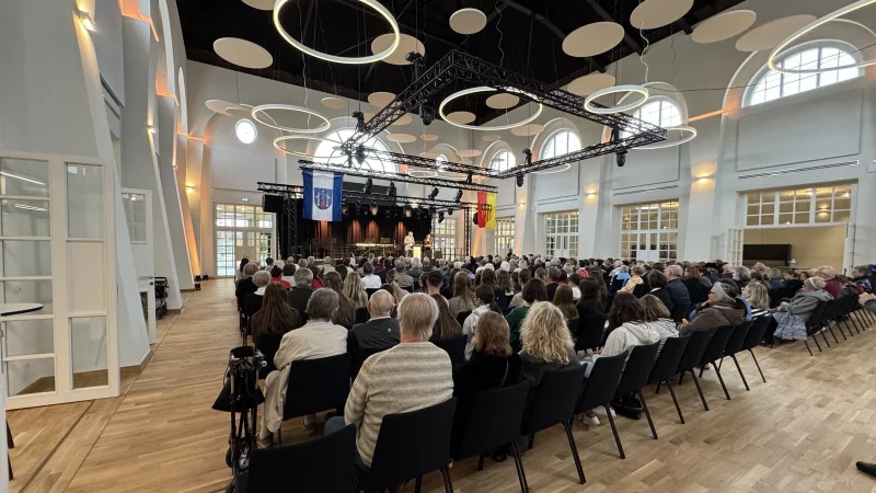 Auf der Bühne freuten sich Bürgermeister Dirk Tolkemitt und Anna Hertel, Vorsitzende des „Fördervereins Bad Salzuflen-Millau Partnerschaft" über das gelungene Jubiläum. - © Sven Kienscherf