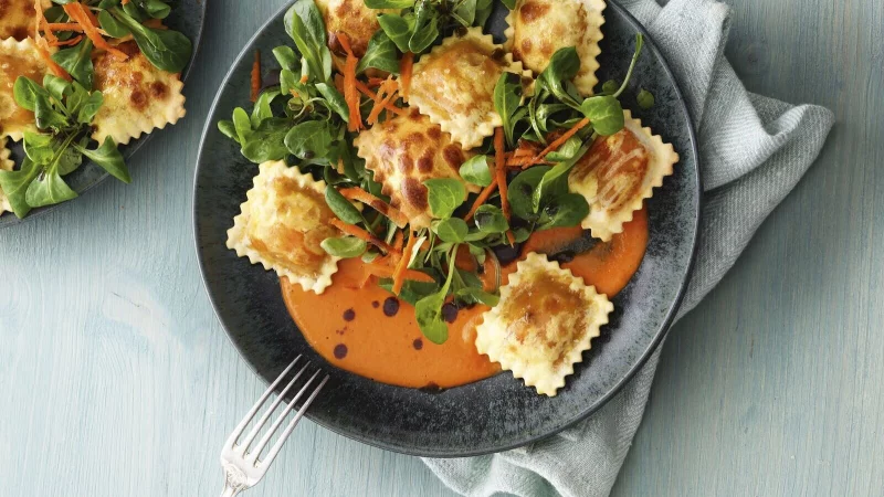 Knusprige Ravioli aus der Hei&szlig;luftfritteuse mit frischem Feldsalat und einem Paprika-Bohnenmus &ndash; ein Highlight aus dem neuen neuen Kochbuch "Hei&szlig;luftfritteuse vegetarisch. - &copy; Mathias Neubauer