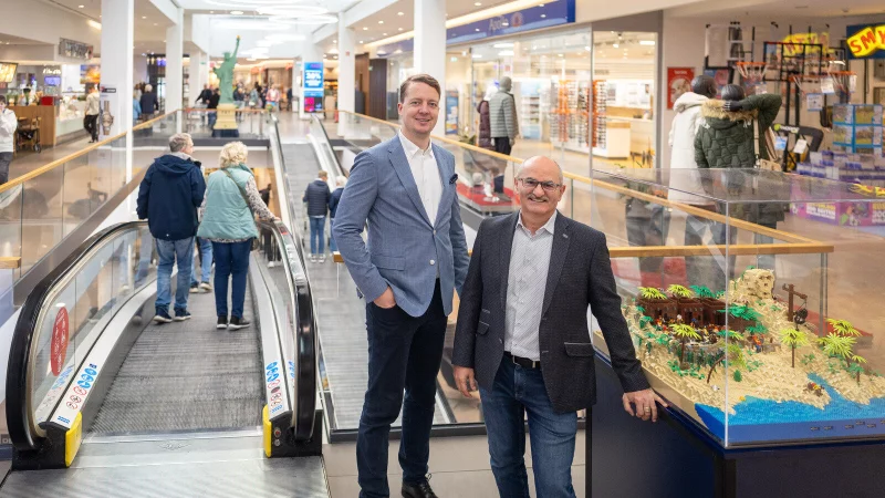 Felix Klingenthal (l.) und Steffen Richert sind zwei der drei Geschäftsführer des Paderborner Südring-Centers. Sie kritisieren das Einzelhandels- und Zentrenkonzept. - © Niklas Tüns