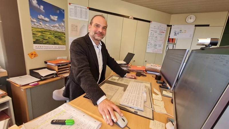 Christian Gehse ist froh, dass das Team der Bauaufsicht beim Kreis Lippe zumindest personell jetzt wieder auf Stand ist. Allerdings m&uuml;ssen die neuen Kr&auml;fte sich auch erst einmal einarbeiten. - &copy; Marianne Schwarzer