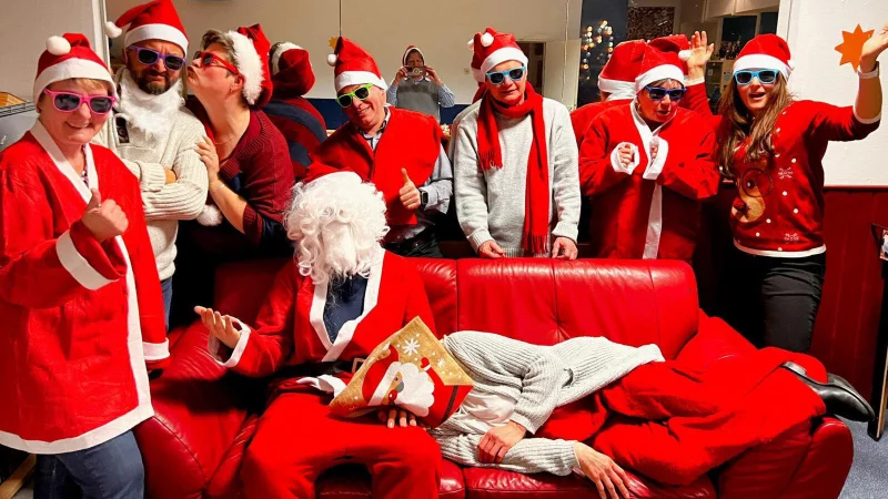Gefragt waren weihnachtliche Teamfotos aus B&uuml;ros, Praxen, Betrieben oder Lehrerzimmern. Und die Lipper haben mit gro&szlig;er Freude geliefert &ndash; so wie die haupt- und ehrenamtlichen Mitarbeiterinnen und Mitarbeiter des Vereins JuKulEx, die f&uuml;rs LZ-Foto offenbar ihre rote Phase ausgelebt haben. - &copy; Julia Stein/JuKulEx