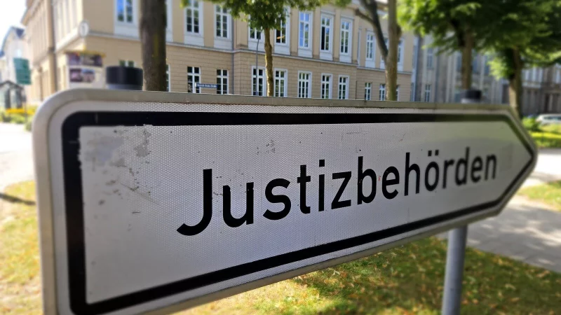 Das Landgericht sollte noch mal neu &uuml;ber ein Strafma&szlig; entscheiden. Der Angeklagte aus Lemgo war wegen sexueller &Uuml;bergriffe zu zwei Jahren Haft verurteilt worden - ohne Bew&auml;hrung. - &copy; Janet K&ouml;nig