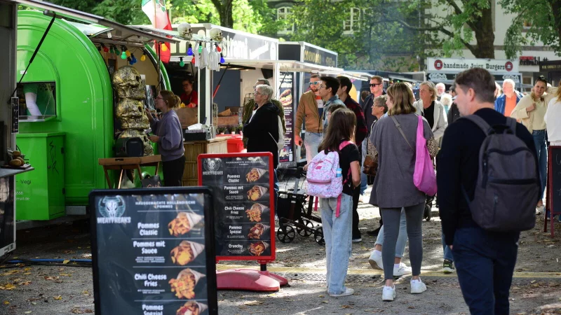 Das Streetfood-Festival, das parallel zum Residenzfest an der Ameide stattfindet, soll auch in diesem Jahr wieder viele Besucher anziehen. Hier ein Bild aus dem Jahr 2023 als die Wagen auf dem Schlo&szlig;platz Station gemacht haben. - &copy; Archivfoto: Nicole Ellerbrake