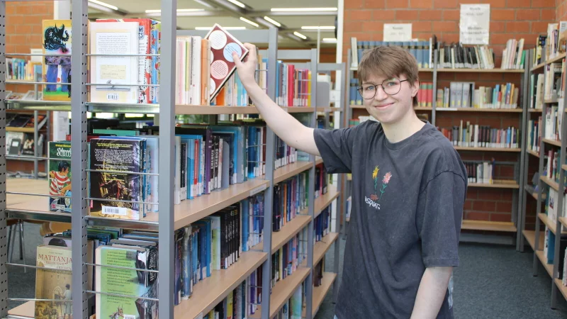 Der Bundesfreiwilligendienstleistender Robin Stührenberg (19) im Selbstlernzentrum des Grabbe-Gymnasiusm. - © Kyrill von Matuschka
