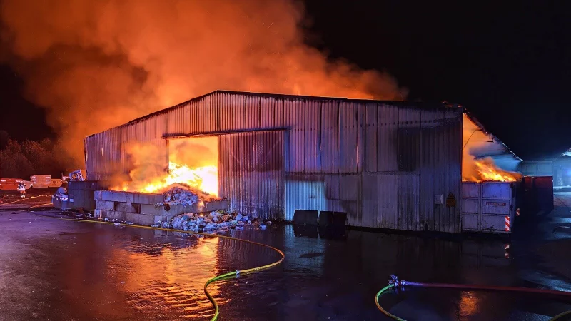 Am 10. Oktober 2025 hat es bei Remondis in D&ouml;rentrup gebrannt. Jetzt ist es klar, wie es mit den Hallen weitergeht. - &copy; Feuerwehr D&ouml;rentrup