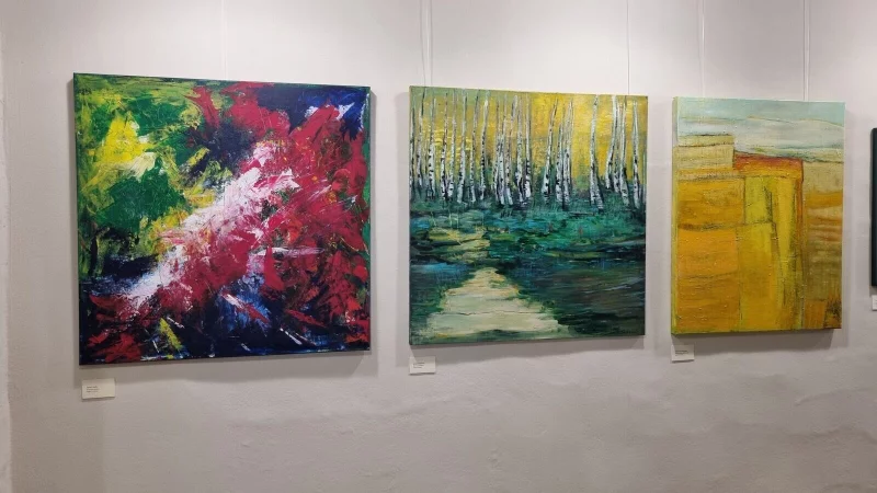 „Unsere schöne bunte Welt – Entdeckungen“ heißt die Ausstellung, die in der VHS Lemgo zur sehen ist. - © VHS Detmold-Lemgo