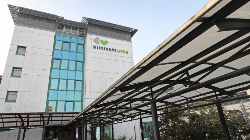 Lipper, die stationär aufgenommen werden sollen, landen oft hier: im Klinikum in Detmold. Damit es mit der Einweisung künftig besser klappt, haben sich Ärzte und Krankenhaus den "Lippischen Laufzettel" ausgedacht. - © Vera Gerstendorf-Welle