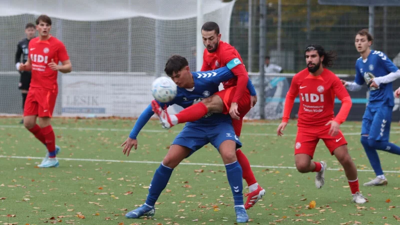 Diestelbruchs Philip Herclik klärt den ball gegen Till Kottmann von Fortuna Schlangen. - © Sebastian Lucas