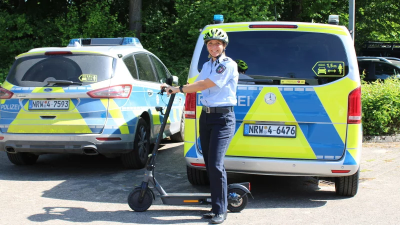 Hat nichts gegen Elektroroller, mahnt jedoch zur R&uuml;cksicht und r&auml;t entschieden zum Helm: Polizeir&auml;tin Julia Breitenstein. Sie ist die Leiterin der Direktion Verkehr in Lippe. - &copy; Annika Langhagel