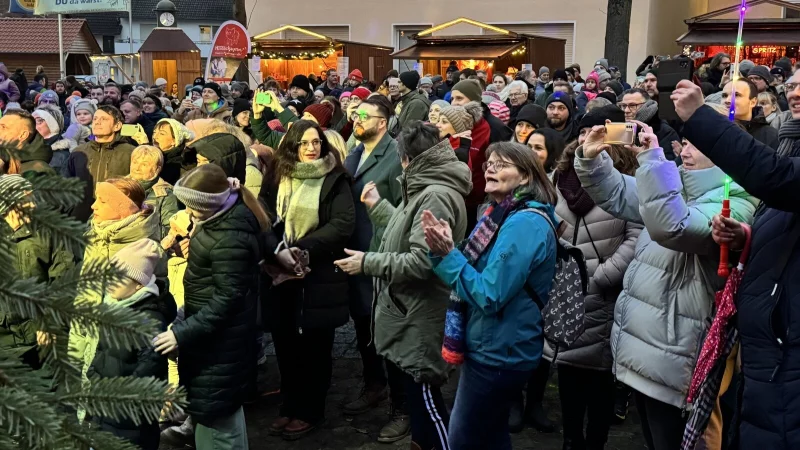 Menschenmassen haben sich 2024 zu den verschiedenen B&uuml;hnenprogrammen auf dem Marktplatz eingefunden. - &copy; Archivfoto: Sandra Castrup