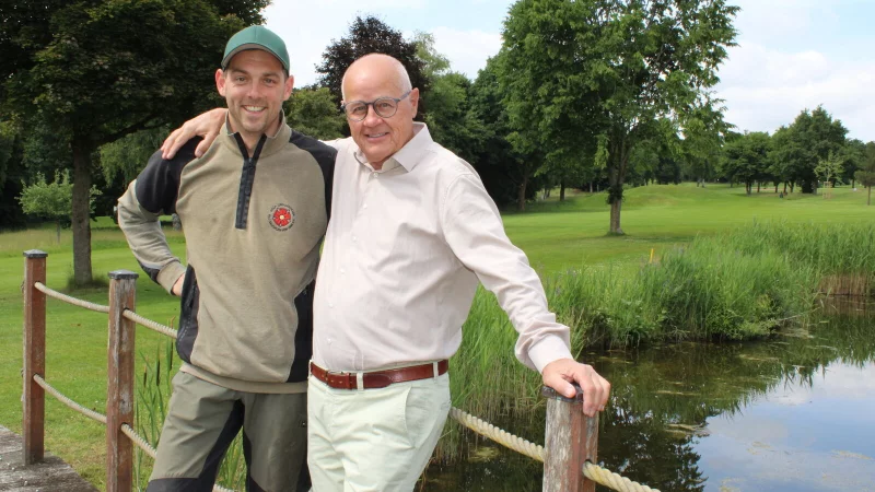 Ein gutes Team mit derselben Leidenschaft: Pr&auml;sident Manfred J&uuml;nemann (rechts) und Christian B&uuml;ker, Spielf&uuml;hrer des Vereins und professioneller Head-Greenkeper, teilen die Vision eines naturnahen Golfplatzes. - &copy; Annika Langhagel
