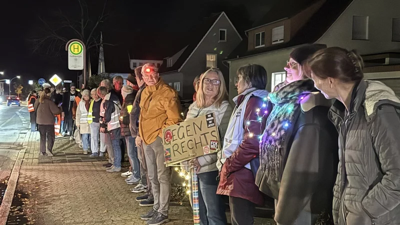 Die Demonstranten entlang der Wasserfuhr stehen f&uuml;r demokatischen Zusammenhalt. - &copy; Sandra Castrup