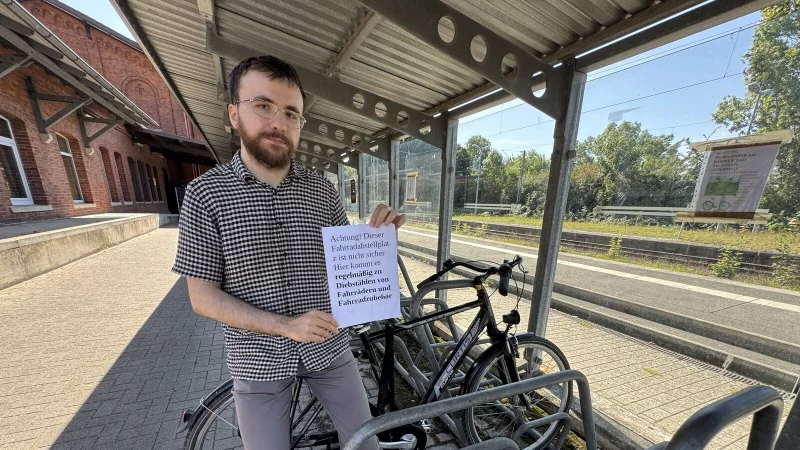 Seyyid Yildirim sind schon zwei Räder am Bahnhof in Bad Salzuflen gestohlen worden, berichtet er. Um andere vor dem gleichen Schicksal zu bewahren, hängt er Zettel auf, die vor Diebstahl warnen. - © Sven Kienscherf