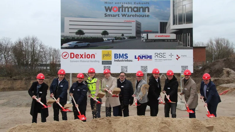 Spatenstich f&uuml;rs Smart Warehouse: Detmolds Wirtschaftsf&ouml;rderer Thorsten Brinkmann (links), B&uuml;rgermeister Frank Hilker (5. von links), Wortmann-Logistik-Chef Klaus Brunsiek (6. von links), Wortmann-Gesch&auml;ftsf&uuml;hrer Jens Beining (7. von links) und Wortmann-Finanzchef Dr. Tobias Seng (8. von links) starten mit Vertretern der beteiligten Firmen das Bauprojekt. - &copy; Dieter Asbrock
