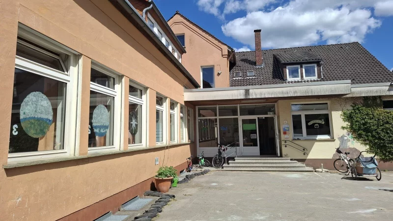 Die Kita Rote Schule könnte nach langer Diskussion bald saniert werden. - © Kita Rote Schule