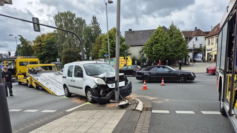 Der Wagen wurde bei der Kollision mit dem Laternenmast schwer besch&auml;digt und musste abgeschleppt werden. - &copy; Lorraine Brinkmann
