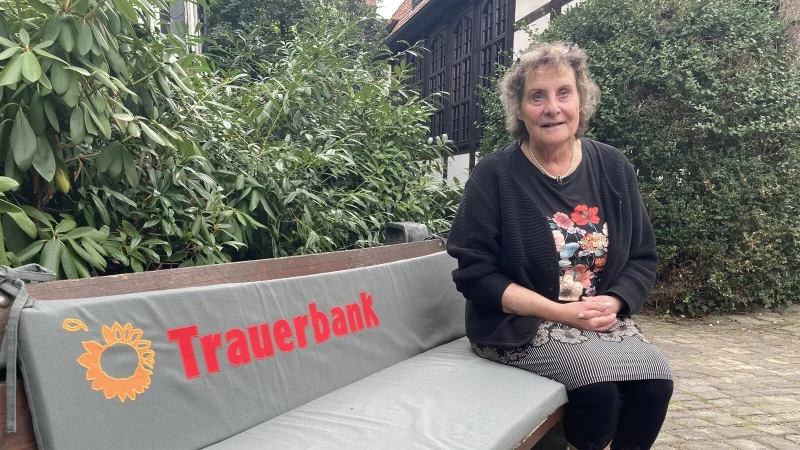 Eva Lades und die anderen ehrenamtlichen Trauerbegleiterinnen sind jeden Mittwoch auf der Trauerbank zu finden. Aktuell ist Winterpause, doch im Mai geht das Angebot weiter. - &copy; Nico D&uuml;llmann