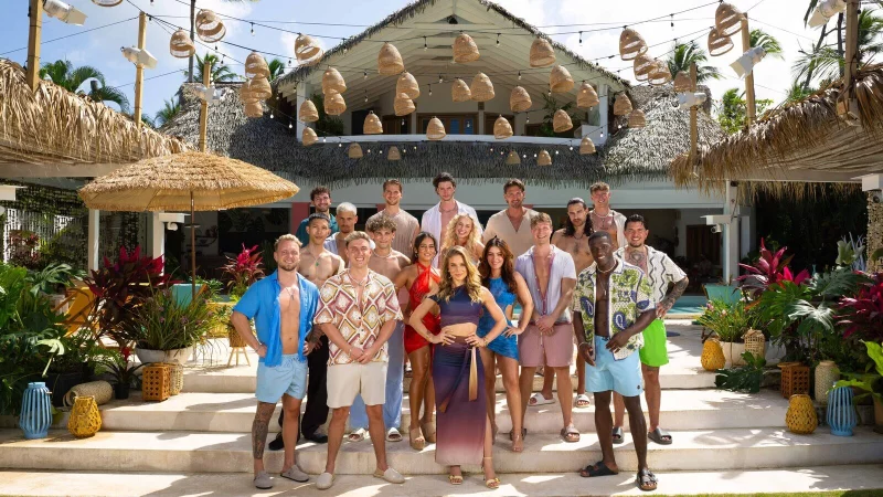 Der Herforder Lukas Kuhlmann (vorne, zweiter von links) nimmt an der brandneuen Datingshow "FBoy Island" mit "RTL"-Star Lola Weippert (m.) teil. Doch geht es ihm wirklich um die Liebe oder doch nur das Preisgeld? - © Agentur Filmcontact/Prime Video
