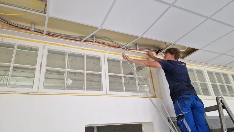 Luis Martens von der Firma Elektro Steinmeyer verlegt Kabel in der Grundschule Barntrup. - &copy; Nadine Uphoff