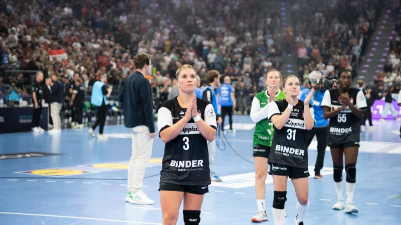 Die Blombergerinnen Laura Rüffieux (von links), Alexia Hauf, Melanie Veith und Farrelle Njinkeu bedanken sich nach der bitteren Niederlage bei den eigenen Fans. - © Timon Peters