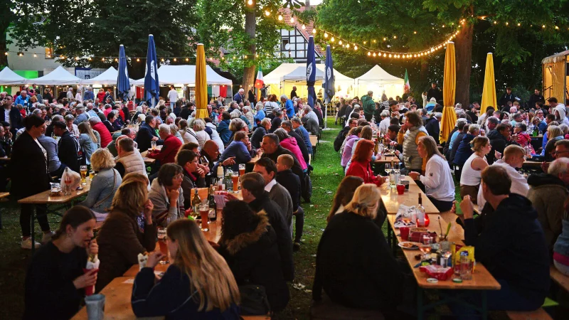 Strohsemmelfest in Lemgo: Es sind so gut wie alle da. - © Nicole Ellerbrake