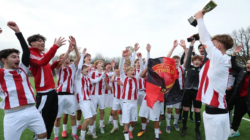 So feiert die B-Jugend der Postler. - &copy; Paul Cohen