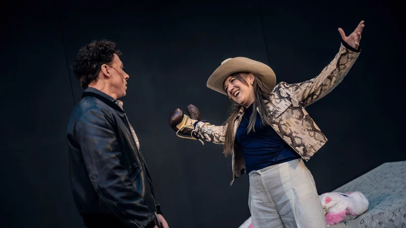 Leonard Lange (Bob) und Ewa Noack (Helena) beweisen eine ungemeinde B&uuml;hnenpr&auml;senz. - &copy; Landestheater Detmold / Marc Lontzek