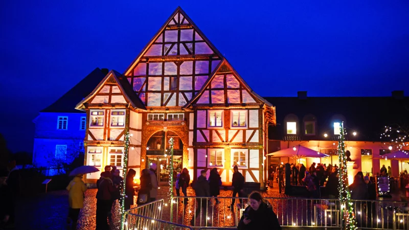 Etliche Besucher haben am Wochenende das besondere Ambiente beim Museumsadvent im Freilichtmuseum genossen. - © Nicole Ellerbrake