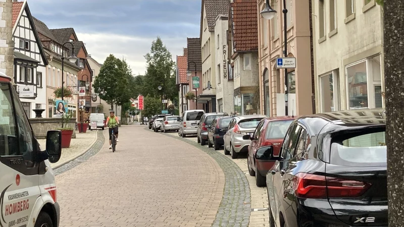 In der oberen Mittelstraße ist Parken nur zwei Stunden erlaubt, was für Anwohner mit Fahrzeug problematisch ist. - © Cordula Gröne