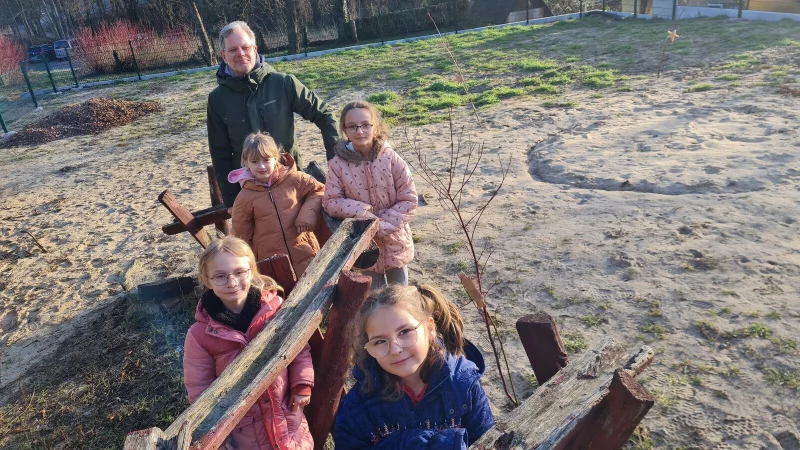 Eine uralte Matschanlage - einst eine Spende von Phoenix Contact - das ist alles, was Ariana, Ina, Elina und Mia (von links) auf dem Au&szlig;engel&auml;nde des Horts im Paradies geblieben ist. Sie warten gemeinsam mit Thomas Sievert auf ein neues Kletterger&uuml;st - aber daf&uuml;r fehlt zur Zeit noch das Geld. - &copy; Marianne Schwarzer