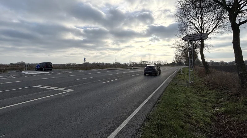 Das Schild "Gewerbepark OWL" steht bereits an der Leopoldsh&ouml;her Stra&szlig;e, und auch die Zufahrt samt Linksabbiegespur ist fertig. - &copy; Thomas Reineke