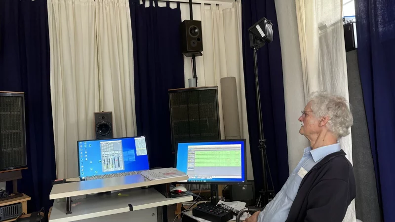 Werner Dabringhaus (Gesch&auml;ftsf&uuml;hrer von "Dabringhaus und Grimm") zeigt den Unterschied zwischen Stereo, Surround und 3D-Audio. - &copy; Jan Schillmann