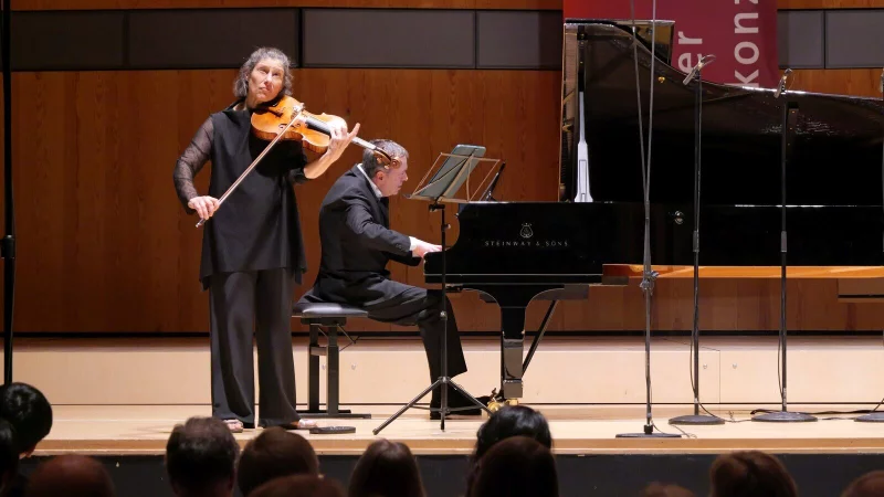 Ein Duo der internationalen Spitzenklasse im Meisterkonzert. Kim Kashkashian (Viola) und P&eacute;ter Nagy (Klavier) brillieren im Detmolder Konzerthaus. - &copy; Thomas Kr&uuml;gler