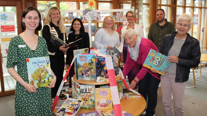 Bereit für den Start: Organisatorinnen und Sponsoren Sommerleseclubs stöbern in der noch abgesperrten "SLC-Ecke" der Stadtbücherei Lemgo. Hannah Vehreschild (links) freut sich auf die 17. Auflage der NRW-weiten Aktion in der Hansestadt. - © Annika Langhagel