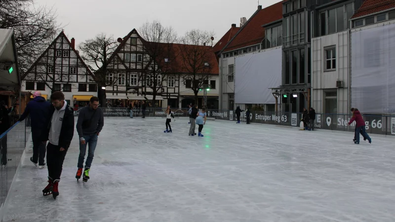 Zahlreiche Besucher kamen p&uuml;nktlich um 14 Uhr zur Er&ouml;ffnung, um die Eissaison im Lippegarten zu er&ouml;ffnen. - &copy; Kyrill von Matuschka