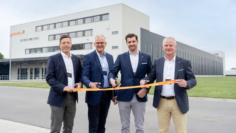 Der Weidmüller-Vorstand mit Dr. Timo Berger, Dr. Sebastian Durst, Dr. Christian von Toll und André Sombecki (von links) zerschneidet bei der Eröffnung symbolisch das Band. - © Weidmüller