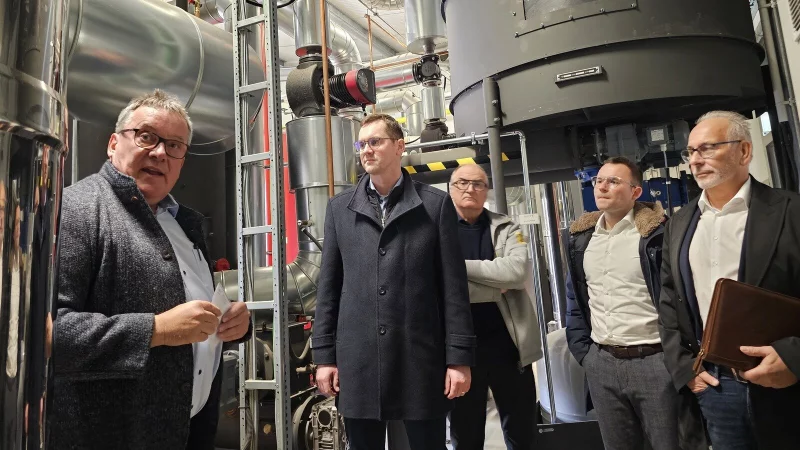 Peter Grote (von links) stellt bei einem Rundgang die Technik im neuen Blockheizkraftwerk in Lage vor. Dabei sind B&uuml;rgermeister Matthias Kalkreuter, Vertriebsleiter Christian Kracht, Stadtwerke-Gesch&auml;ftsf&uuml;hrer Christopher Sceplik und Andreas Fritz (Aufsichtsratsvorsitzender der Stadtwerke Lage). - &copy; Astrid Sewing
