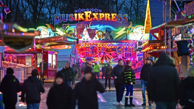 Egal ob Fahrgeschäft oder Bude - Kläschen ist bei jedem Wetter einen Besuch wert. - © Nicole Ellerbrake